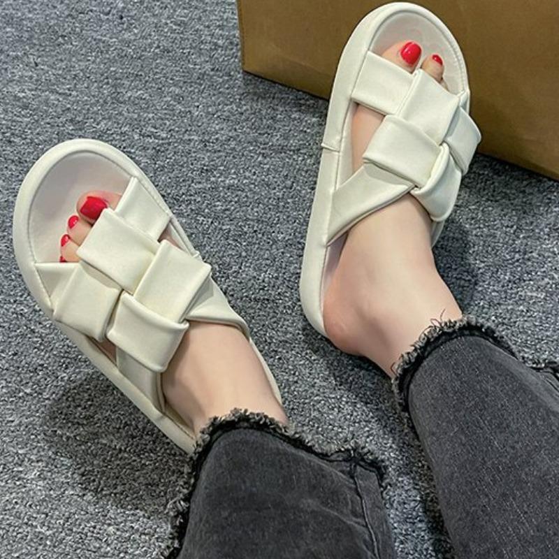 Шлепанцы Женщина в модных новых летних пляжных тапочках на платформе Женщина