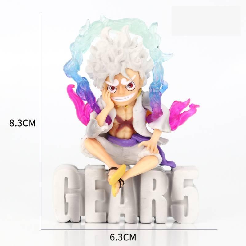 Яркая аниме-статуэтка Луффи в сидячей позе, идеально подходящая для серьезных коллекционеров и фанатов