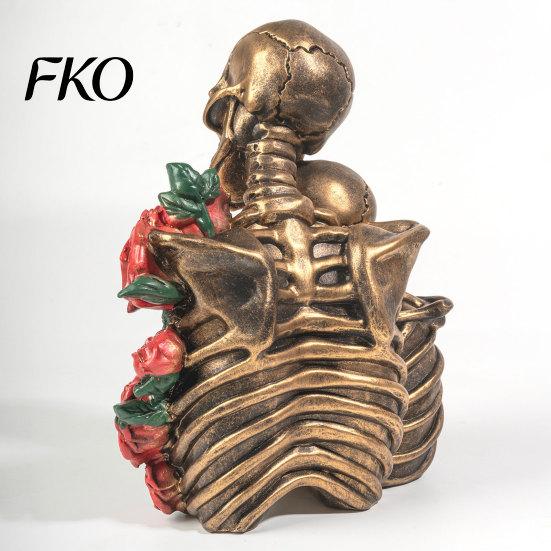 Skull Couple Sculpture Gothic Hugging Skeleton Figurine, Rose Resin Ornament Sculpture, Vintage Decoration, Romantic Halloween Party Supplies