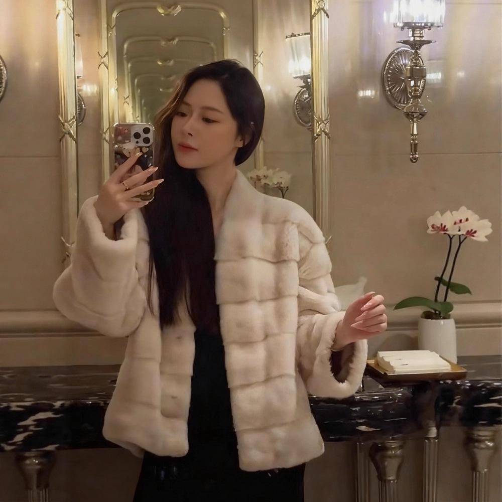 Пальто зимнее женское из искусственного меха норки «Богиня» с V-образным вырезом