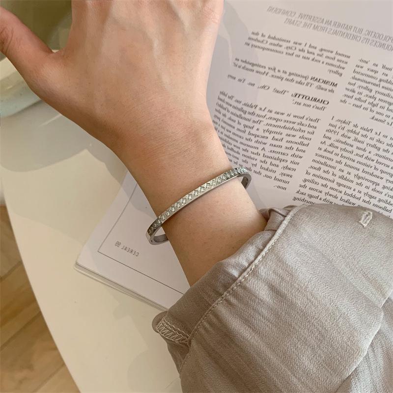 Элегантный женский браслет с покрытием из 18-каратного золота, инкрустированный стразами, с ромбовидной застежкой