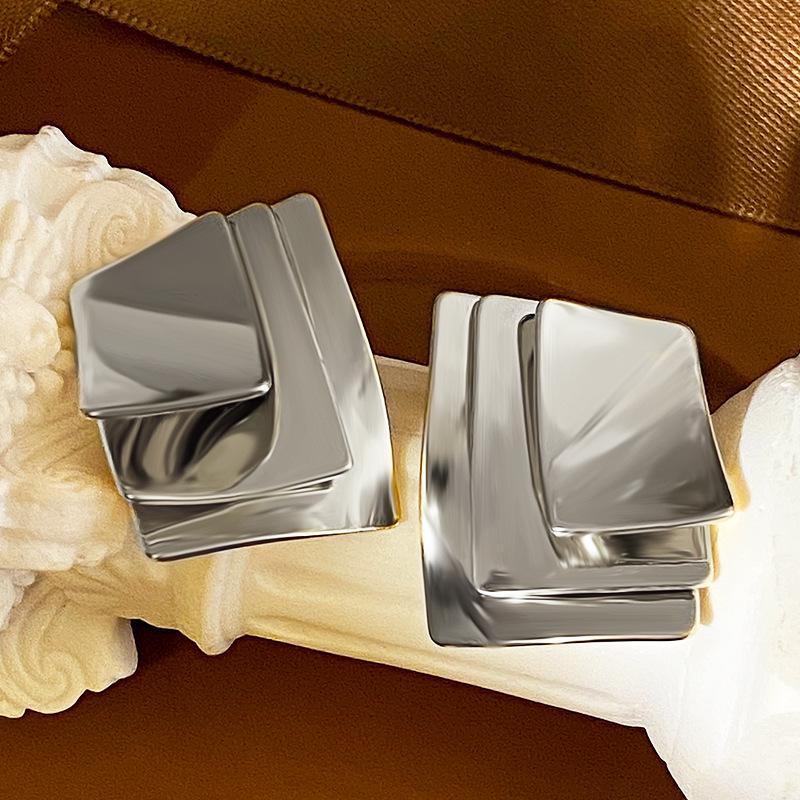 Минималистичные геометрические серьги-пусеты из металла: Европейский и американский нишевый дизайн, холодный стиль, преувеличенный высококлассный вид для женщин