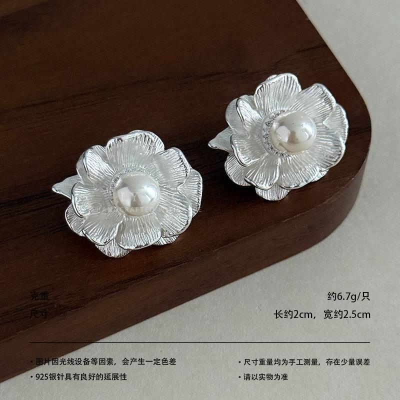 Metal three-dimensional cascading petals pearl stud earrings high-end light luxury French romantic daily commuter earrings women