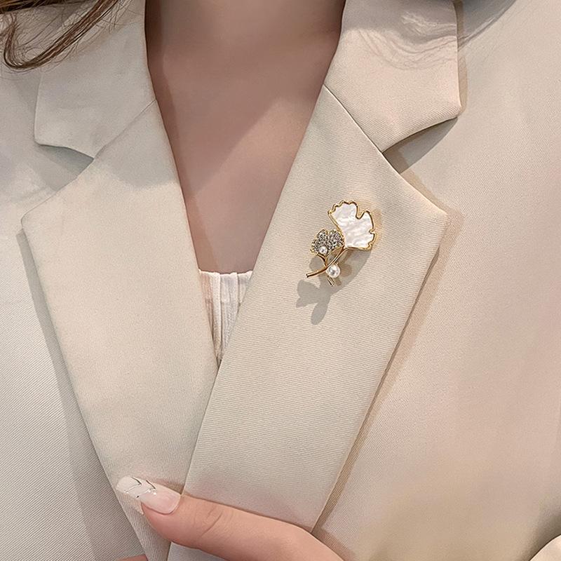 Pearl Ginkgo Leaf Brooch High-end Women's Exquisite and High-end Design Sense Suit Sweater Brooch