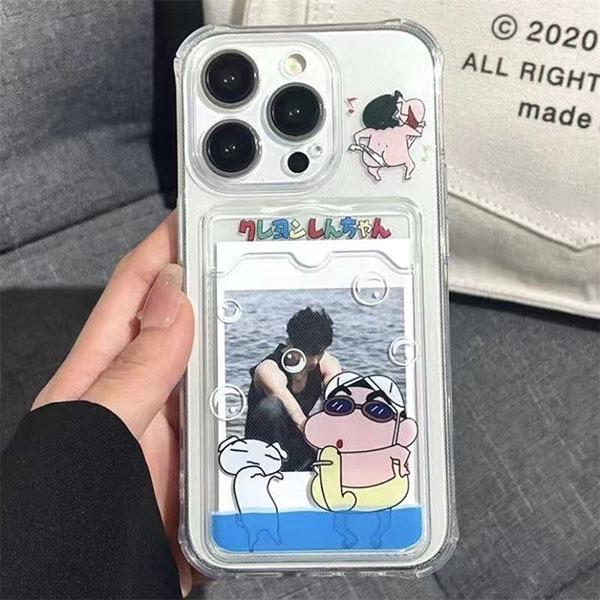 Чехол для телефона Crayon Shin-chan Apple 15 Pro Max/14/13 Pro с держателем для карт и маленьким держателем для карт