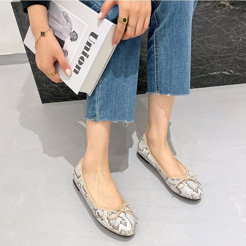 Мода 2025 Мокасины с бантом с узором змеи Женские балетки с круглым носком и мягкой подошвой Обувь из змеиной кожи Женские больших размеров 42/43 Лоферы-балетки