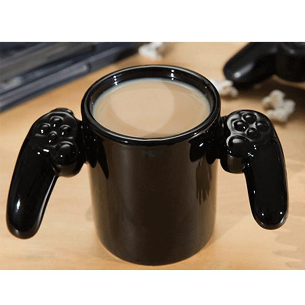 игровой контроллер и чашка кофе на столе