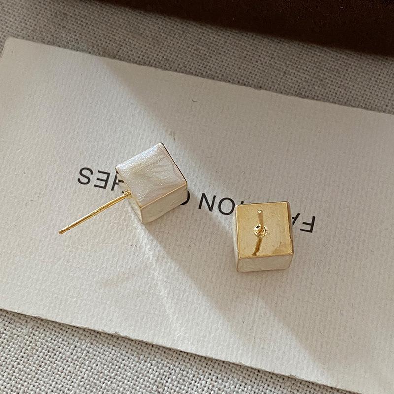 Простые серьги в форме кубика сахара, серебряные игольчатые серьги высокого класса, дизайнерские серьги Sense Small Square Earrings Summer Niche Yiwu