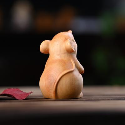 Маленькая деревянная скульптура в форме мыши используется для настольного украшения для снятия стресса, что делает ее отличным подарком для людей, любящих грызунов.