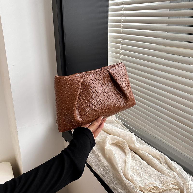 High End Retro Fashion Embossed Woven Handbag, Lightweight and Large Capacity, Suitable for Dates, Weddings, and Banquets