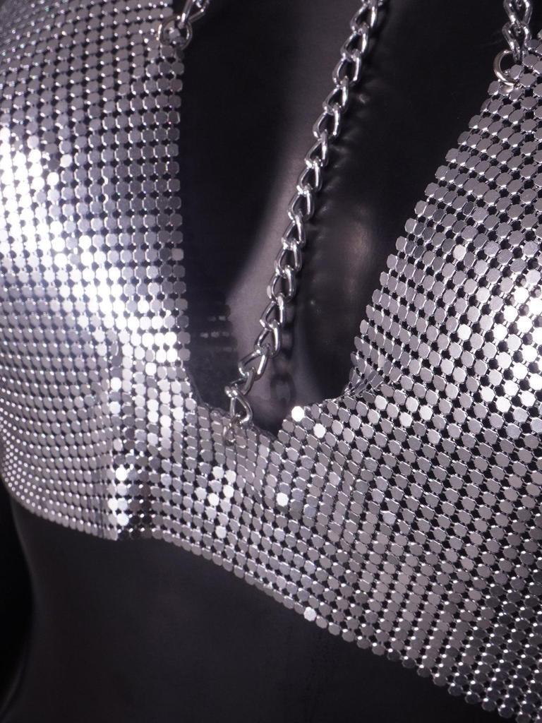 Европейский музыкальный фестиваль 2024 года. Топ-труба с металлической цепочкой и открытой спиной. Сексуальный топ