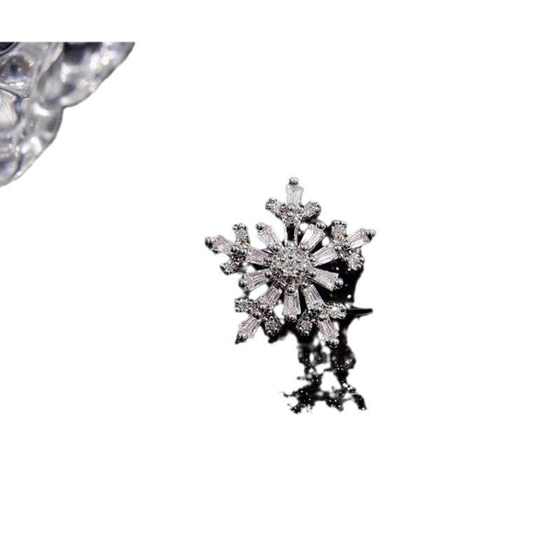 "Autumn Winter Snowflake Zircon Ear Clip: Elegant and Luxurious Ear Clip for a Festive, No-Piercing Required Look"