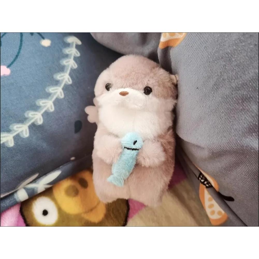 Милые выдры, держащие рыбу, плюшевые кукольные брелоки, легкие подвесные подвески, реквизиты для школьной сумки, кошелька для ключей, кукольной игрушки, подарки 11 см