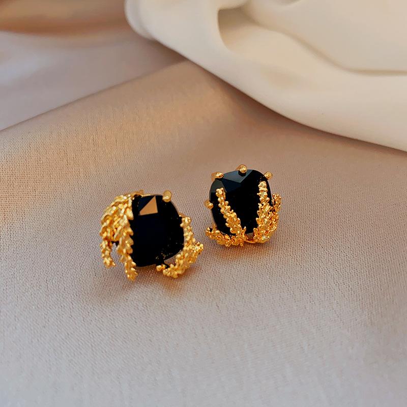 Серьги-пусеты из серебряной иглы с неровно сложенными геометрическими бусинами из стекла, черные, с премиальным темпераментом, серьги-гвоздики, легкая роскошь, универсальные серьги