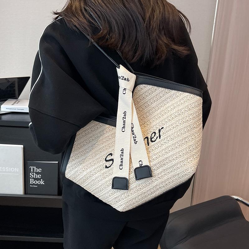 Соломенная сумка женская большой вместимости 2025 новая летняя универсальная на плечо плетеная текстурная популярная сумка-тоут