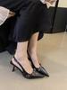Супермодель в тех же туфлях 2025 весна новая легкий и зрелый стиль черная лакированная кожа острый носок особый каблук на высоком каблуке модные сандалии