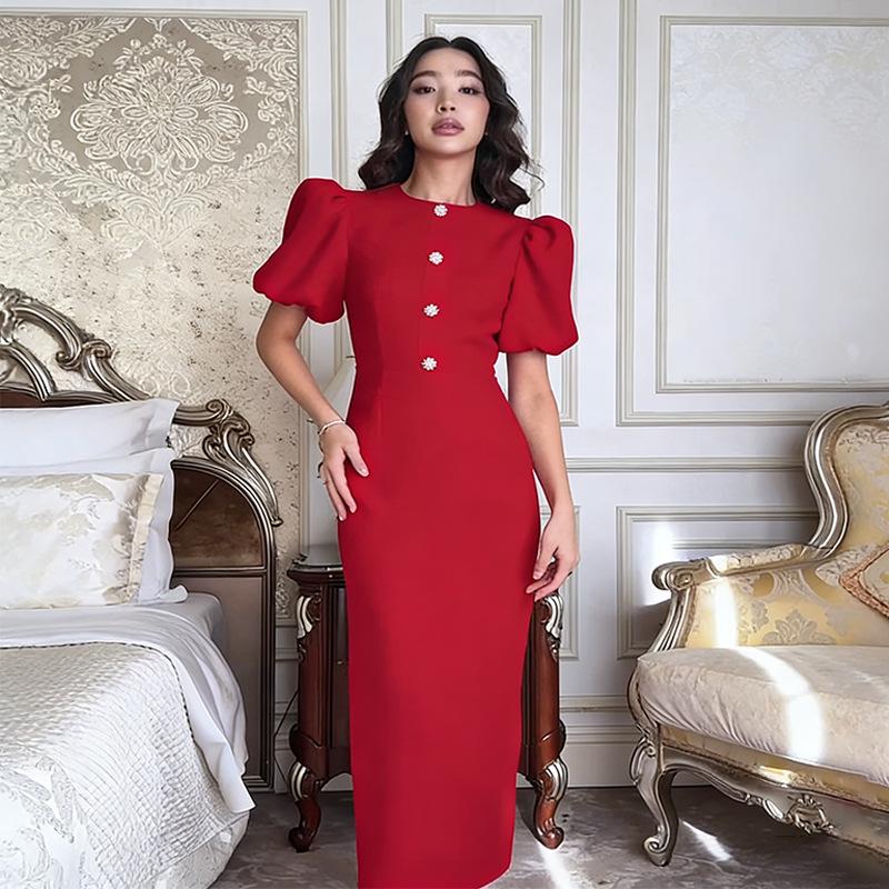 Европейская и американская женская мода: Однотонное облегающее платье с круглым вырезом, коротким рукавом и пуговицами (Стиль 2026)