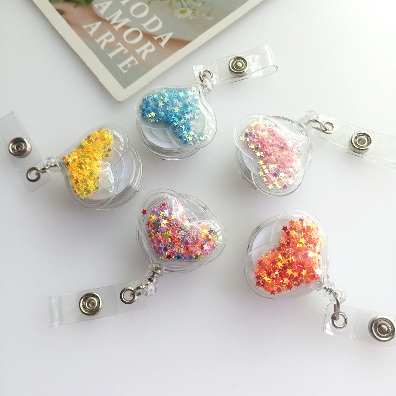 Новый стиль бейджа с мультяшной кнопкой-защелкой  Эластичная кнопка-защелка  Сердце с пересыпающимся песком  Изделие из смолы  Шнурок-держатель для ID-карты  Зажим-держатель