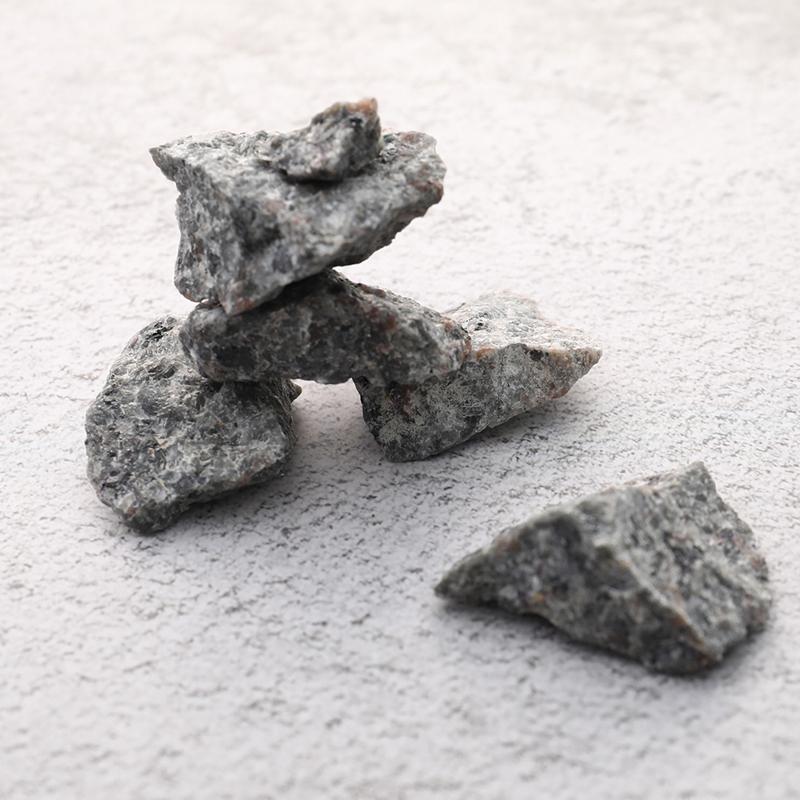 Натуральный пламенный огненный камень Сиенит УФ-флуоресцентный содалит Минерал Грубый кристалл