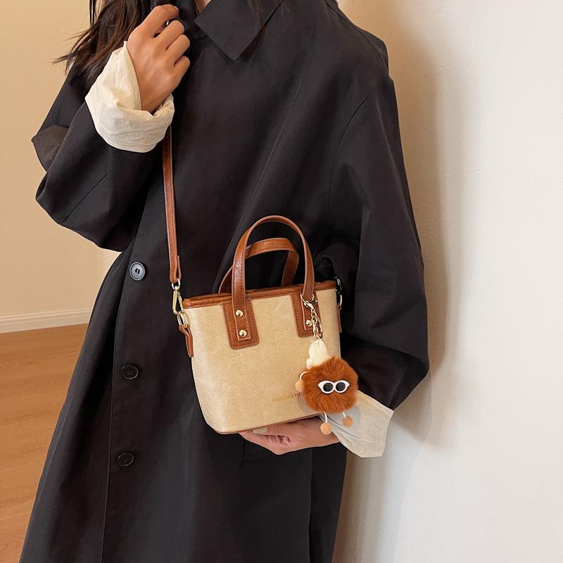 IELGY Fashionable Versatile Shoulder Messenger Bag, Textured Explosive Portable Bucket Bag