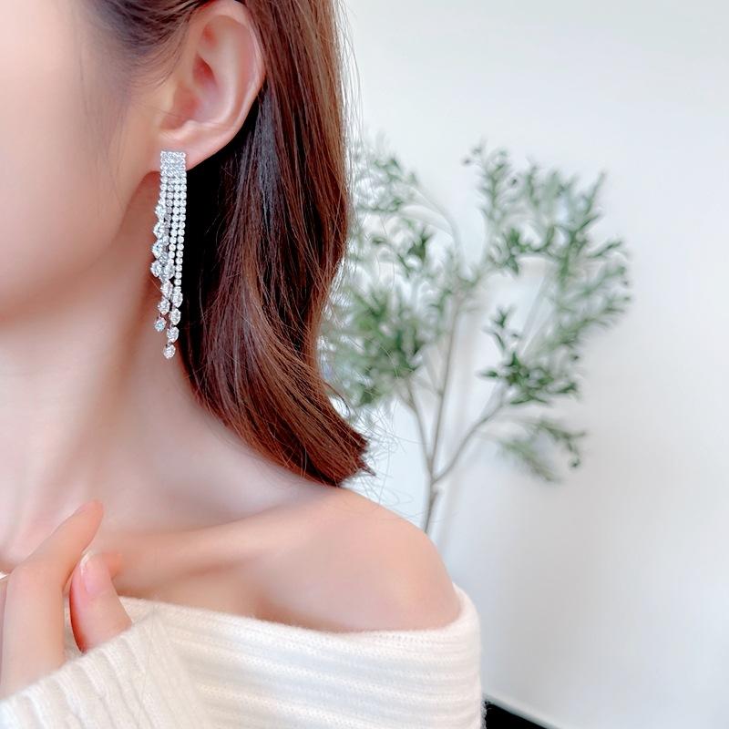 Платье высокого класса в стиле легкой роскоши с серьгами, трендовая атмосфера, супер блеск, полностью усыпанное бриллиантами, длинные серьги с циркониевой бахромой, визуально удлиняющие лицо