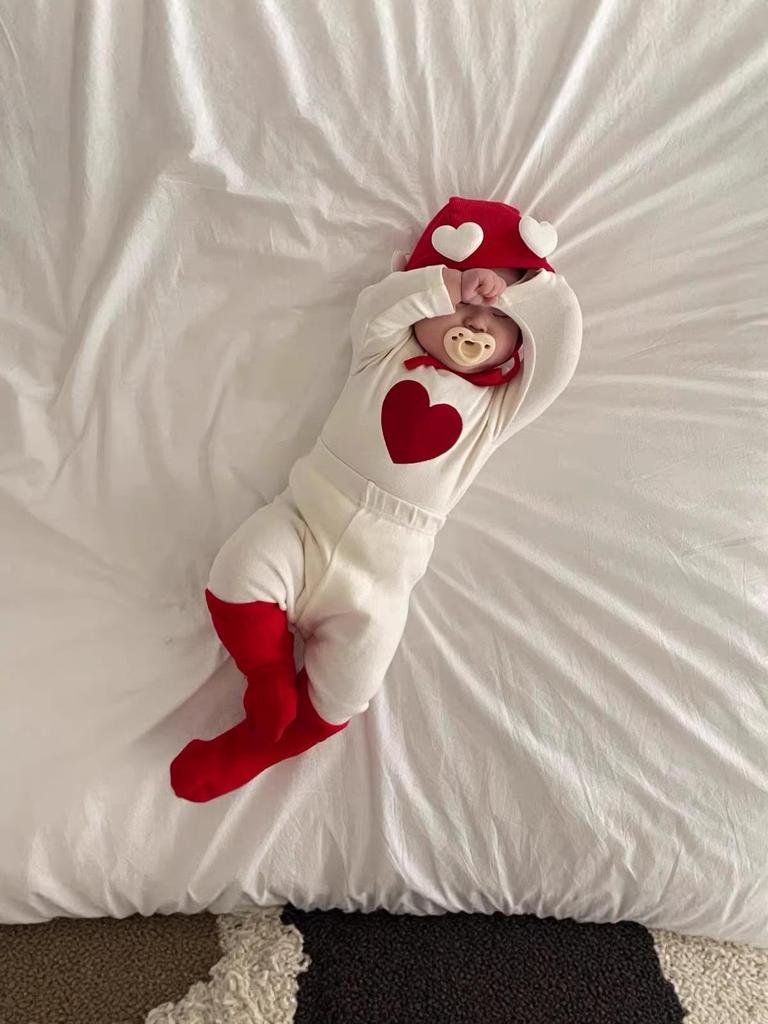 Детская пижама с сердечками: Уютный осенне-зимний комплект из двух предметов для младенцев и малышей