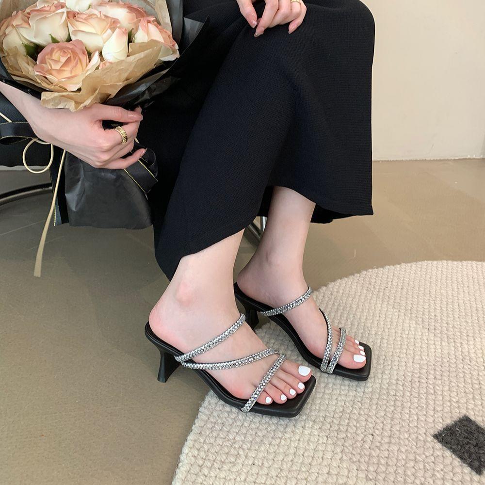 Мода Модные женские тапочки Летние уличные шлепанцы Тонкие высокие каблуки Стразы Цепочка Повседневные мюли Обувь Женские Размеры 35-39 Платье Шлепанцы