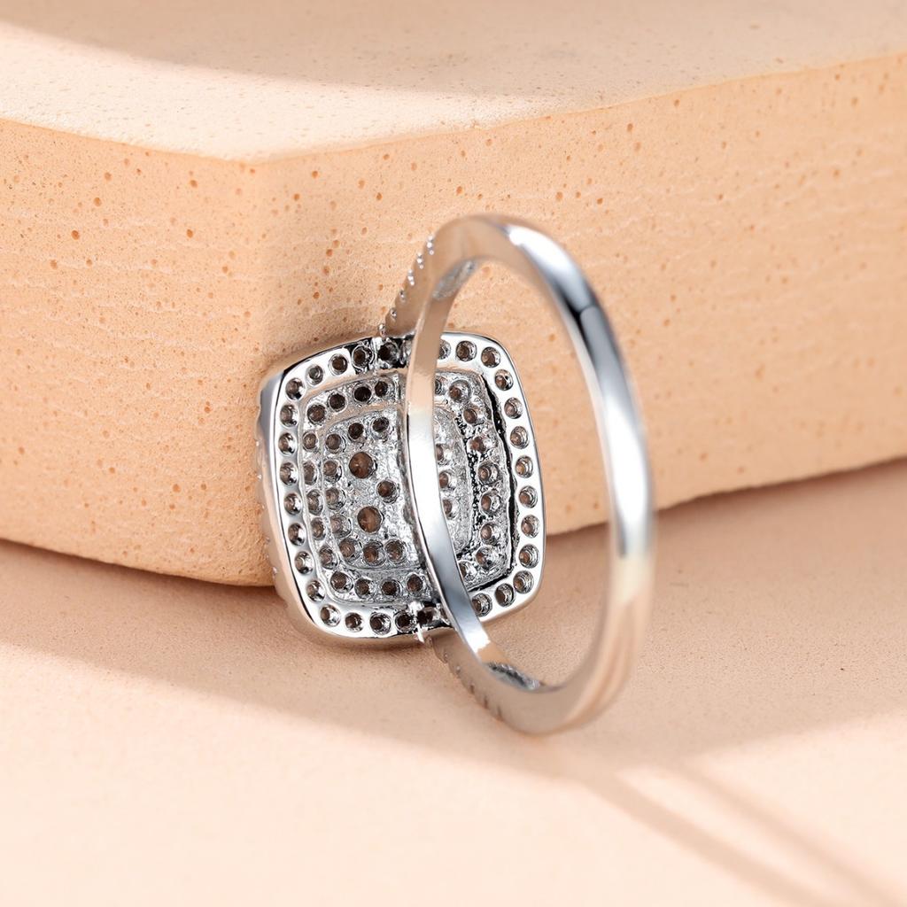 European and American style, luxurious, pillow-shaped, princess-cut, multi-layered diamond ring Delicate ring with a design featuring small,