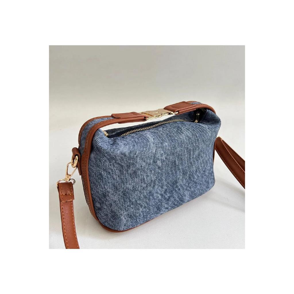 Deel Model Hand And Women's Shoulder Bag