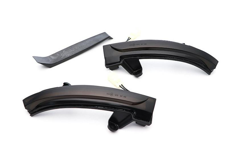 Поворотник в зеркале Renault Megane/Clio MK4 с эффектом бегущего огня (2015-2021 гг.)