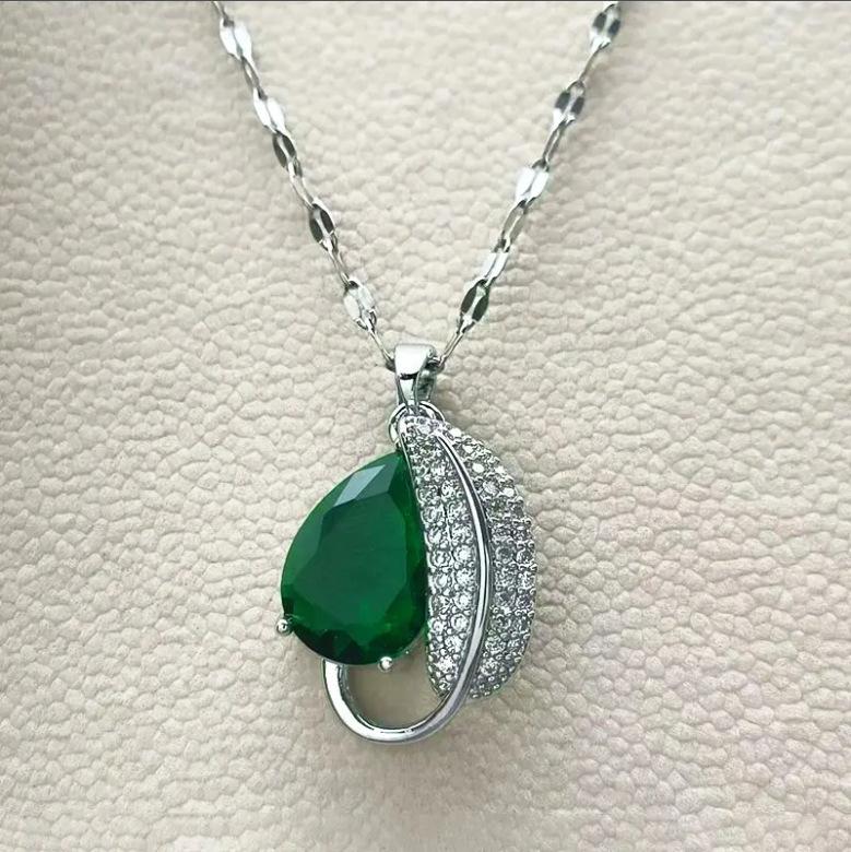 Подвеска-ожерелье Изумрудная бабочка: Роскошная титановая стальная ключичная цепочка для женщин