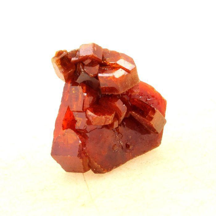 Pierres et Minéraux. Vanadinite. 35.0 ct. Mibladen Mining District, Midelt, Maroc.