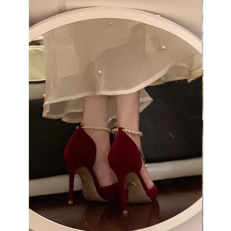 Туфли на высоком каблуке женские летние 2025 новые бордовые остроносые свадебные туфли на тонком каблуке с жемчужной цепочкой босоножки