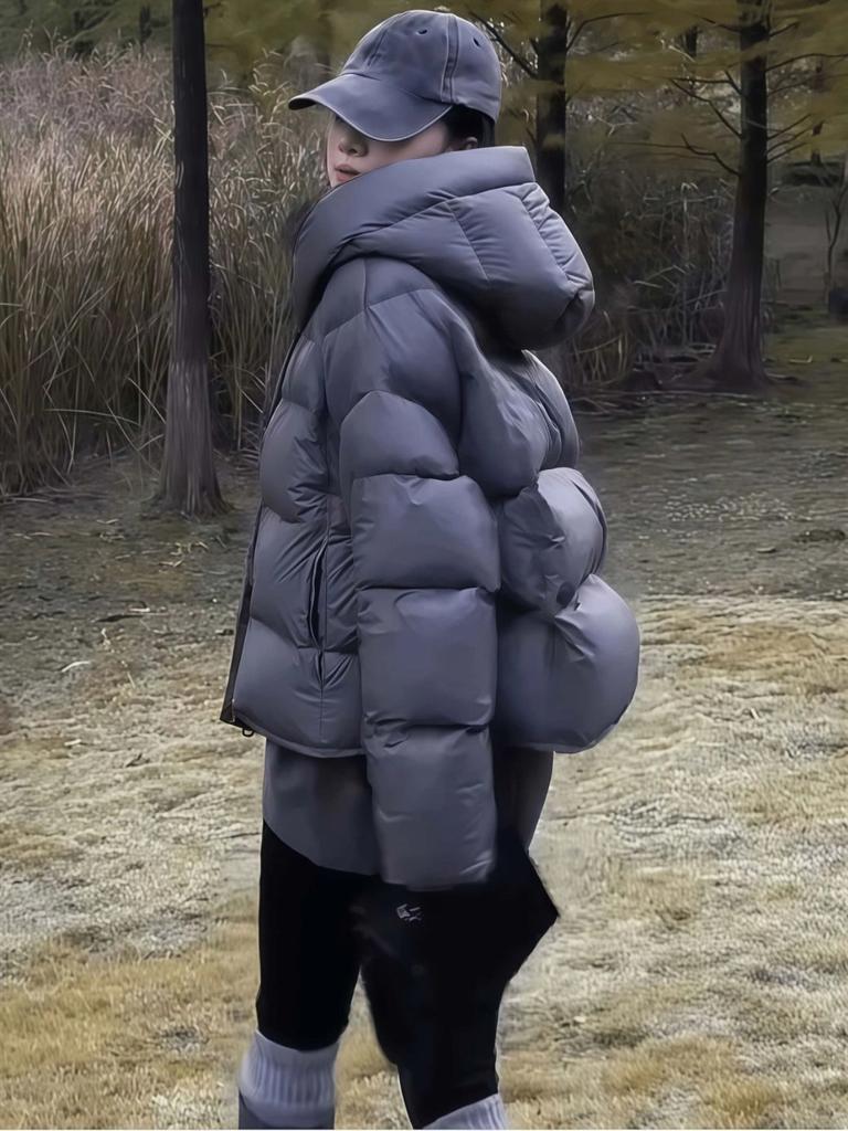 Короткая толстая теплая куртка-пуховик свободного кроя с капюшоном