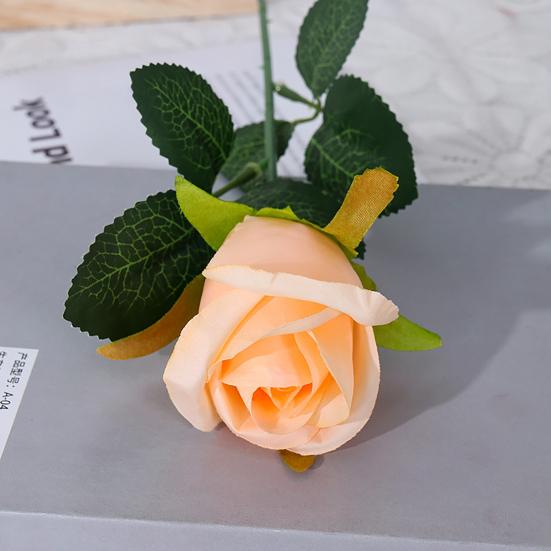 Красивый искусственный цветок, реалистично выглядящий из искусственной шелковой ткани, яркий цвет