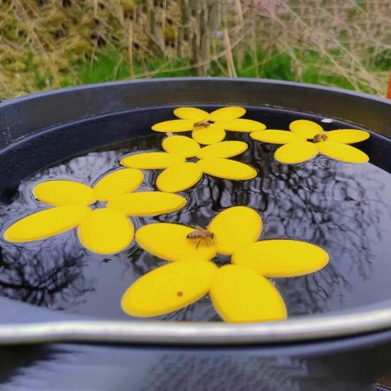 Bee Watering Station Flower Shape Floating Butterfly Waterer Garden Bee Insect Drinking Fountain for Thirsty Pollinator Feeding Bathing