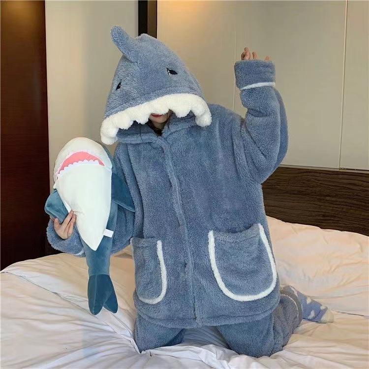 Женская милая пижама с капюшоном в виде акулы: Утолщенный коралловый флис для тепла, идеально подходит для зимнего отдыха и ношения на улице.
