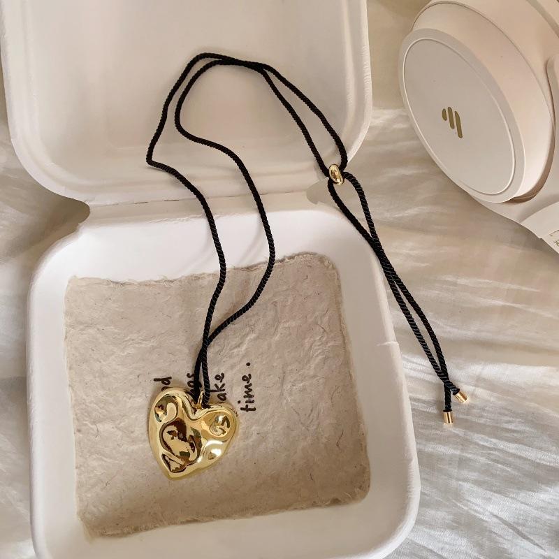 Design Exaggerated Heart-shaped Pendant Adjustable Long Rope Necklace for Women