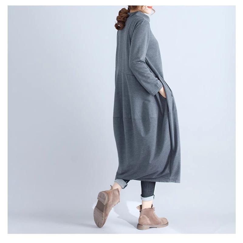 Платье с высоким воротом и длинными рукавами однотонное