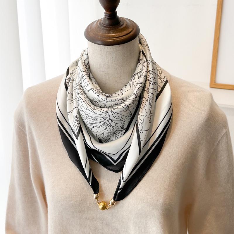 Шелковый шейный платок с магнитной пряжкой: Треугольный дизайн для женщин, 70x70 см, легкий аксессуар на весну/лето/осень