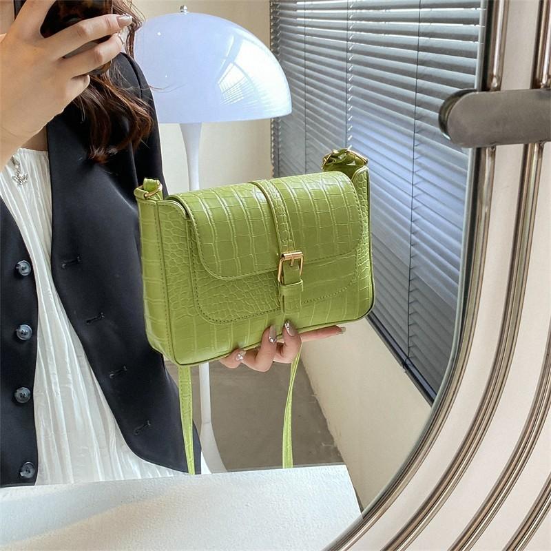 Трендовая женская сумка кроссбоди через плечо однотонного дизайна для уличной моды