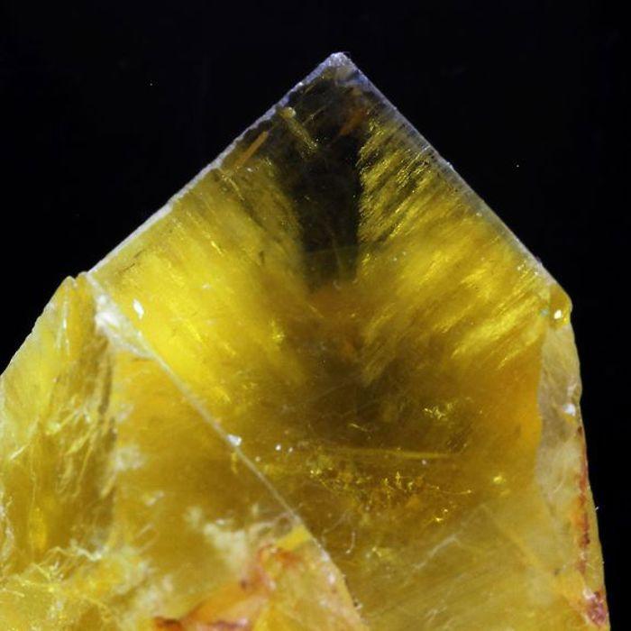 Pierres et Minéraux. Fluorite. 226.0 ct. Valzergues, Aveyron, Occitanie, France..