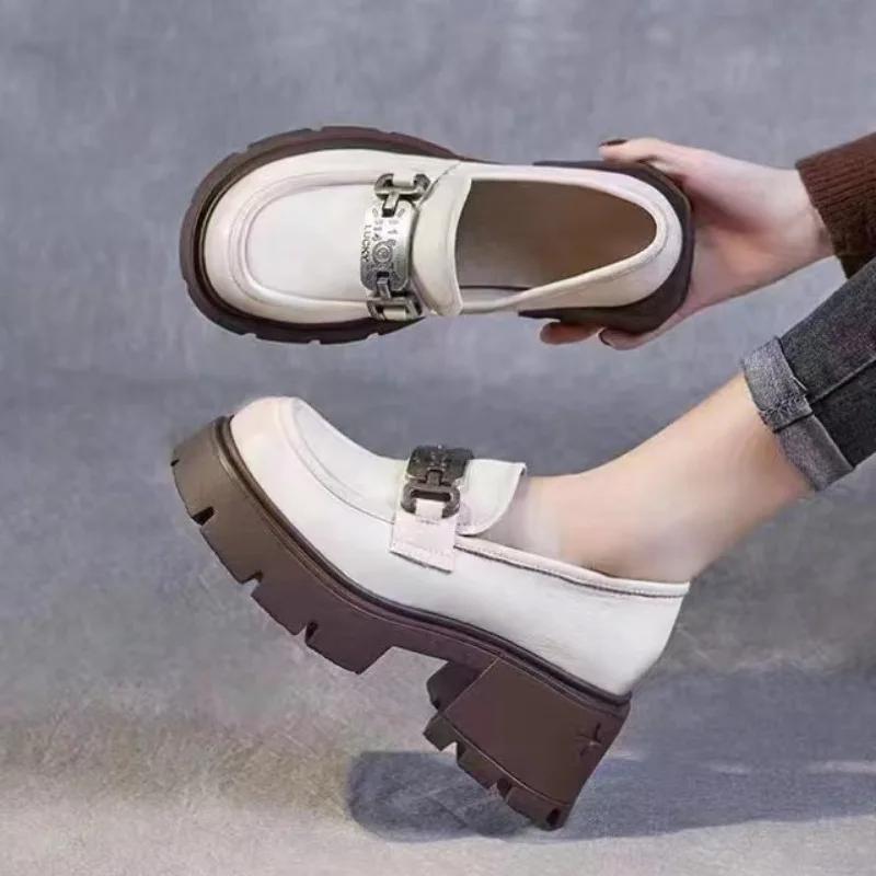 Женская обувь 2024 года, высококачественные женские туфли-лодочки без застежек, осенние туфли с круглым носком, металлические украшения, однотонные туфли на платформе, толстые каблуки, лоферы