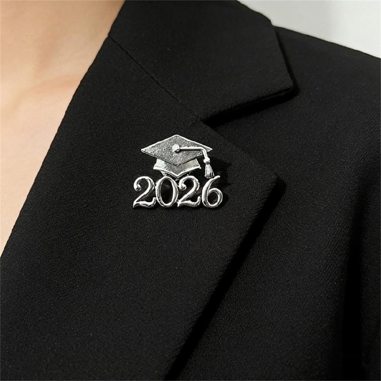 Значок-брошь из сплава на тему выпуска 2026 года, докторская шапочка, 27x23 мм, академическое украшение для студентов, легкое и долговечное