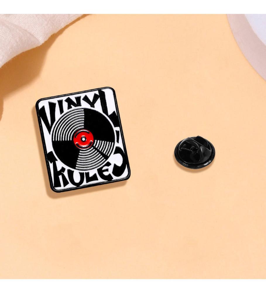 Брошь из металла в виде цветной виниловой пластинки в ретро-стиле. Модная одежда, сумки, пеналы и аксессуары. Значки проигрывателя