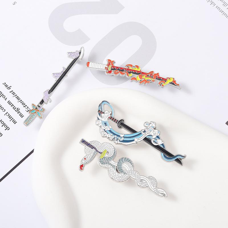 Значки-мечи Истребителя демонов Kimetsu No Yaiba Металлическая катана Аниме аксессуары Значок Броши Шинобу Эмалевый пин на рюкзак подарок Тандзиро