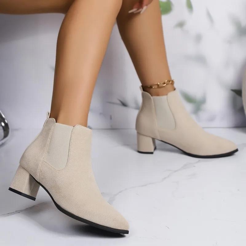 2024 Модная обувь для женщин, женские сапоги без застежек, зимние, с острым носком, однотонные, флоковые, теплые, короткие, на среднем каблуке, римские сапоги Naked