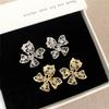 Серебряные серьги-гвоздики с корейской циркониевой розой – Элегантные и универсальные серьги для женщин.