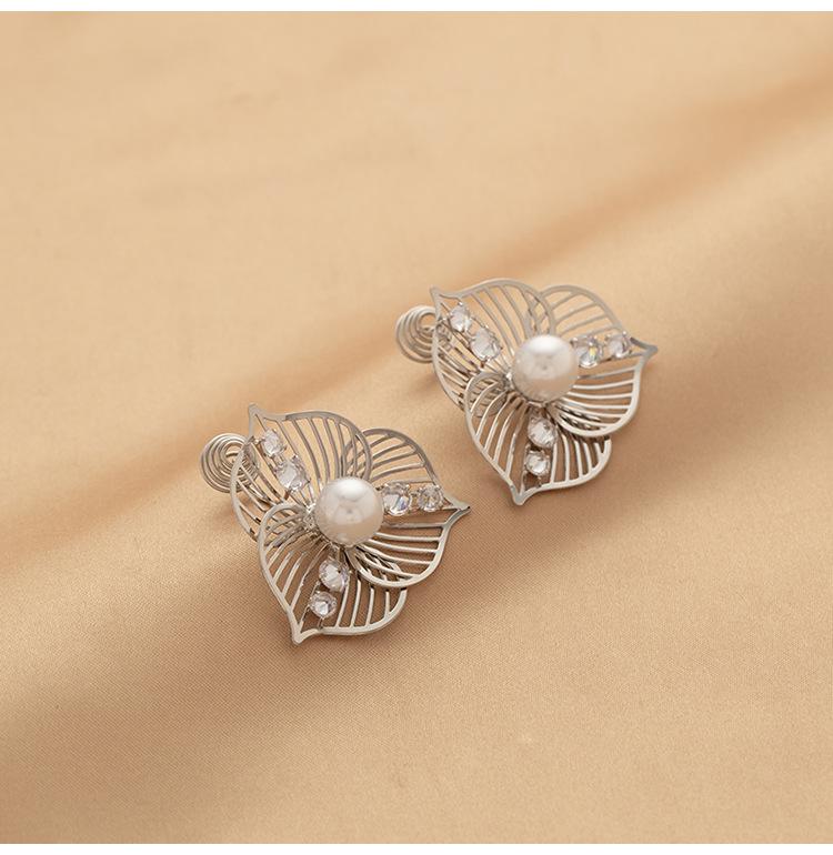 Французская роскошь искусственный жемчуг серебряные полые цветы женская мода противомоскитная спираль без пирсинга ушей клипса для ушей