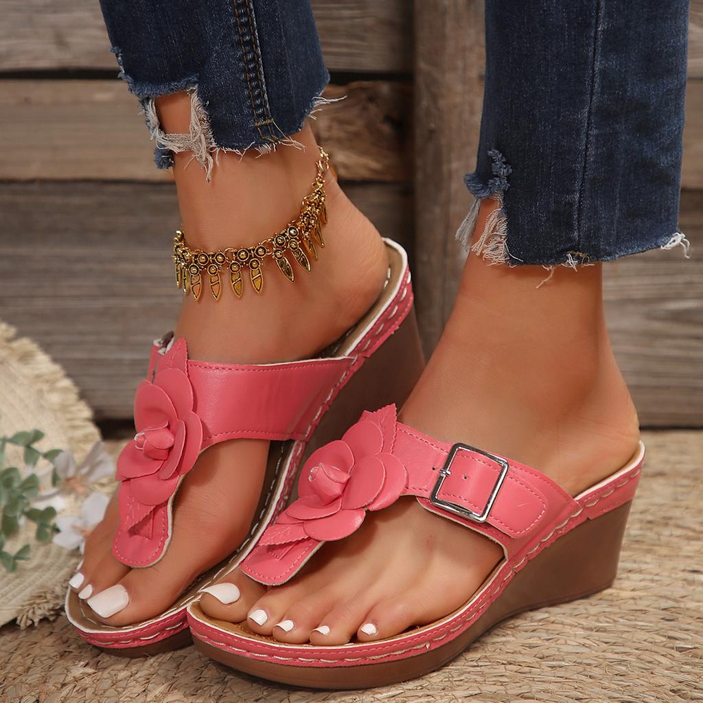 Мода Модные цветочные шлепанцы на танкетке для женщин с металлической пряжкой, декорированные босоножки на платформе для женщин 2024 года, летние нескользящие пляжные шлепанцы